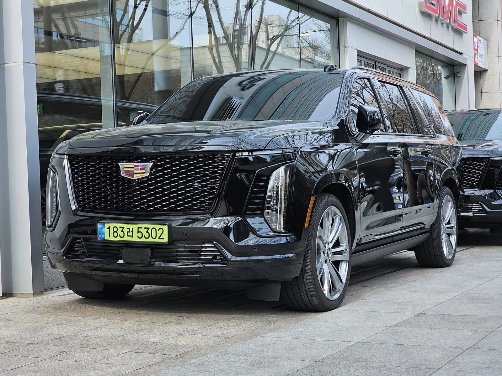 Luxury SUV, photo 2 of 3