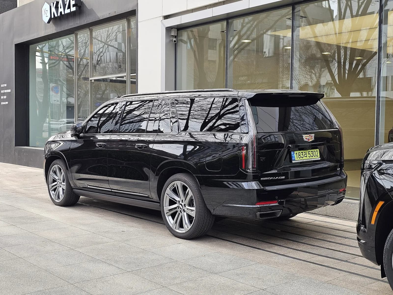 Luxury SUV, photo 3 of 3